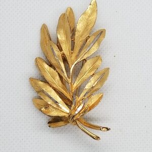 BSK VINTAGE GOLDTONED LEAF BROOCH